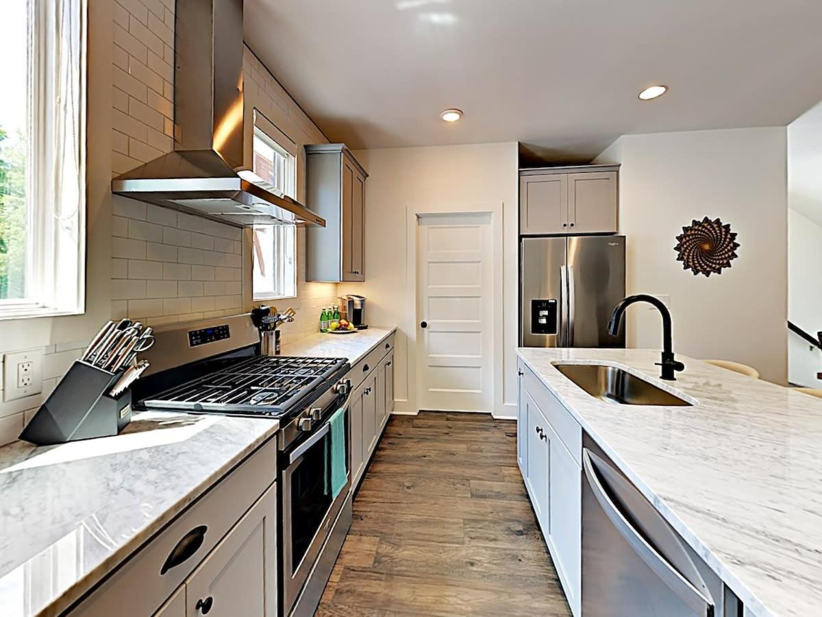 2 6 Miles to DOWNTOWN End Unit FREE PARKING view 3