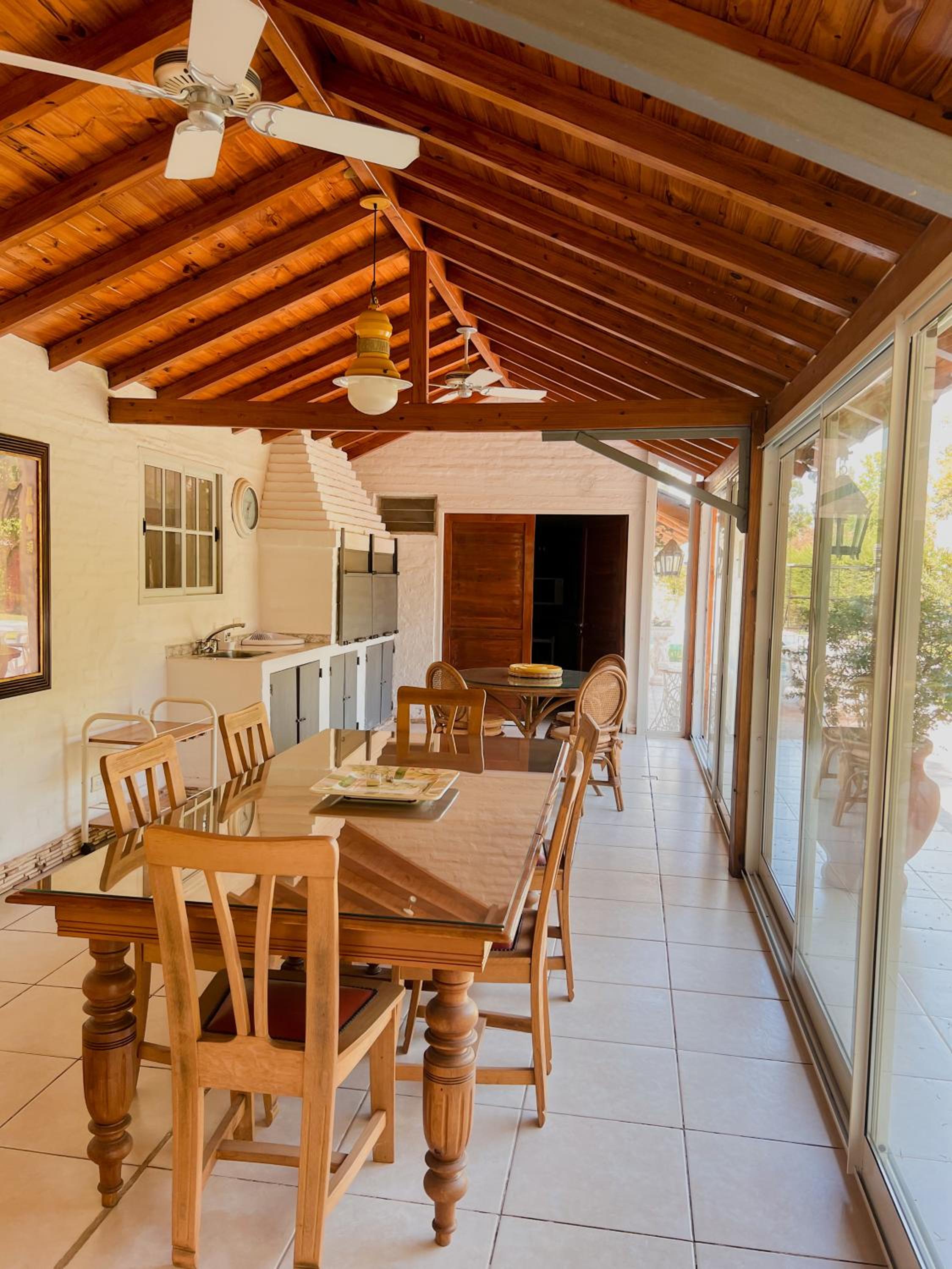 Casa con pileta, jardín y quincho