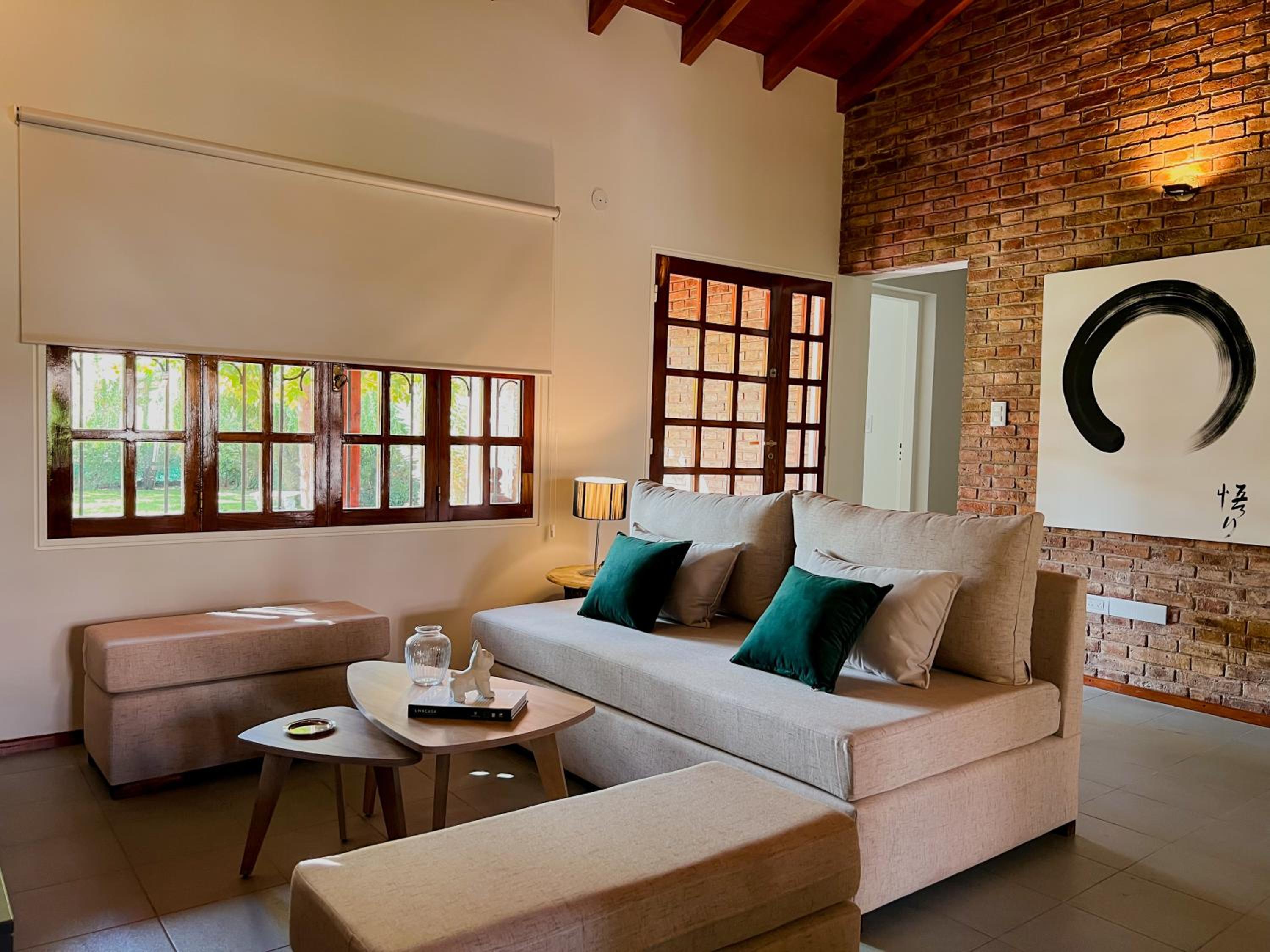 Casa con pileta, jardín y quincho