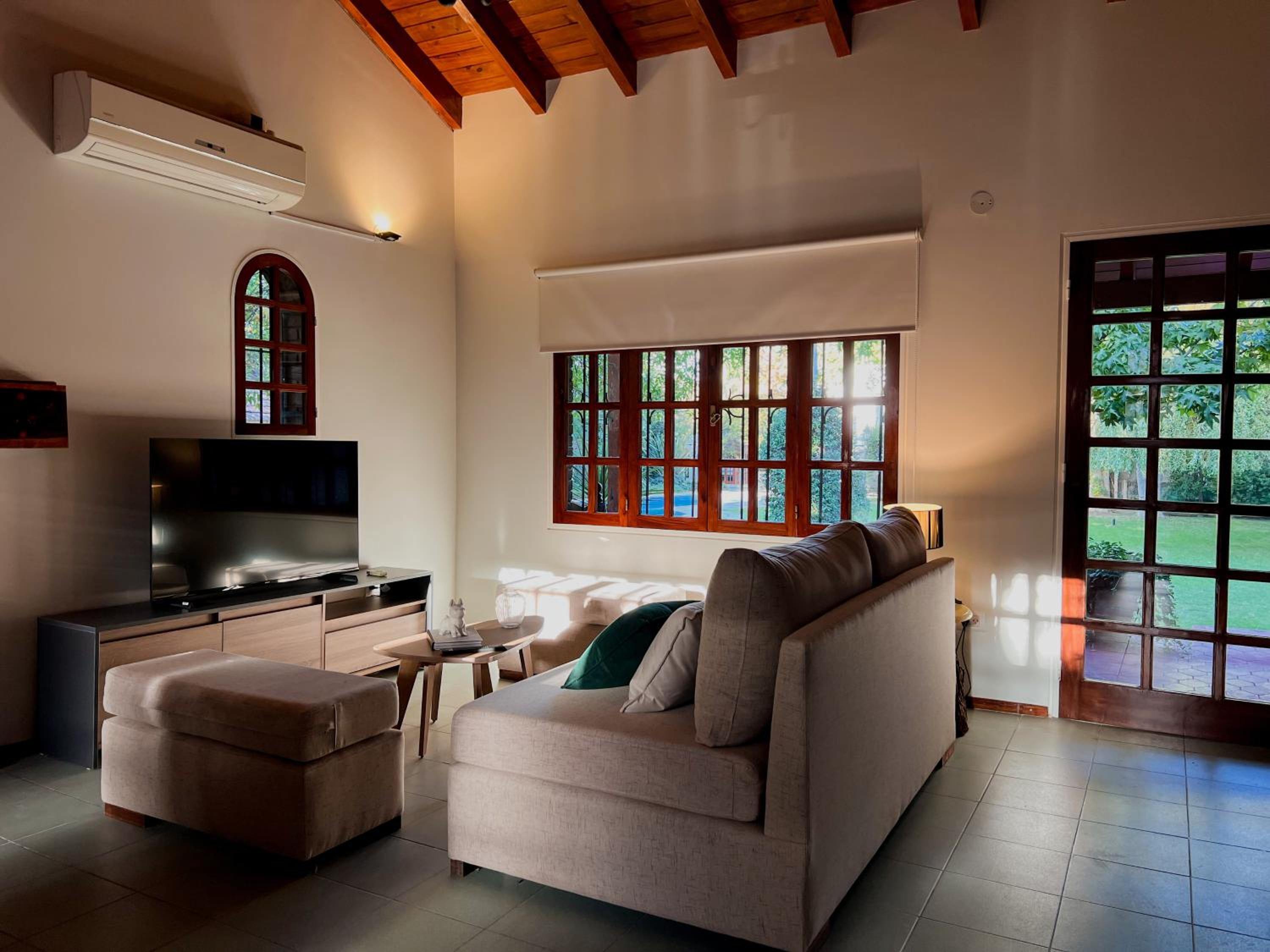 Casa con pileta, jardín y quincho