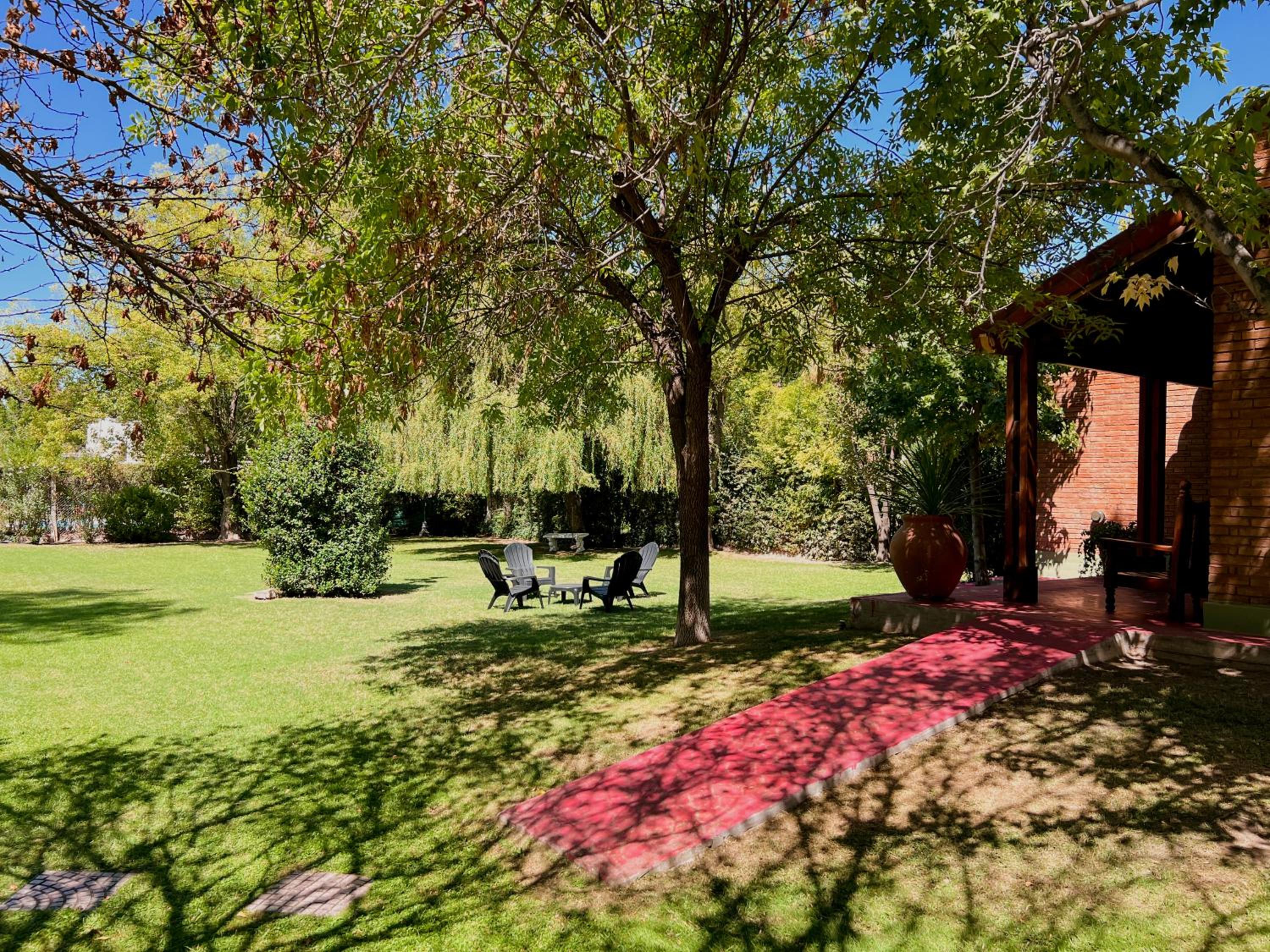 Casa con pileta, jardín y quincho