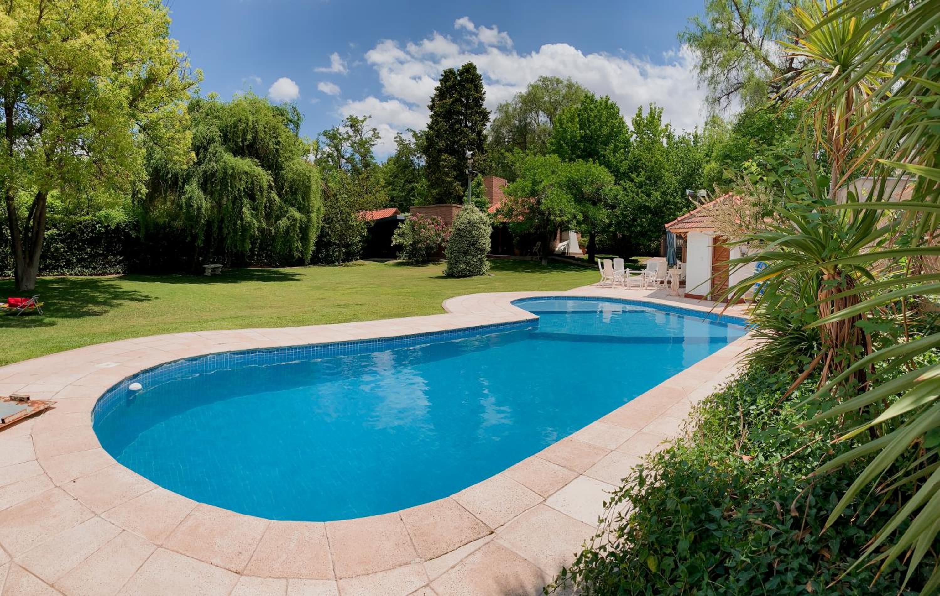 Casa con pileta, jardín y quincho - Image 2