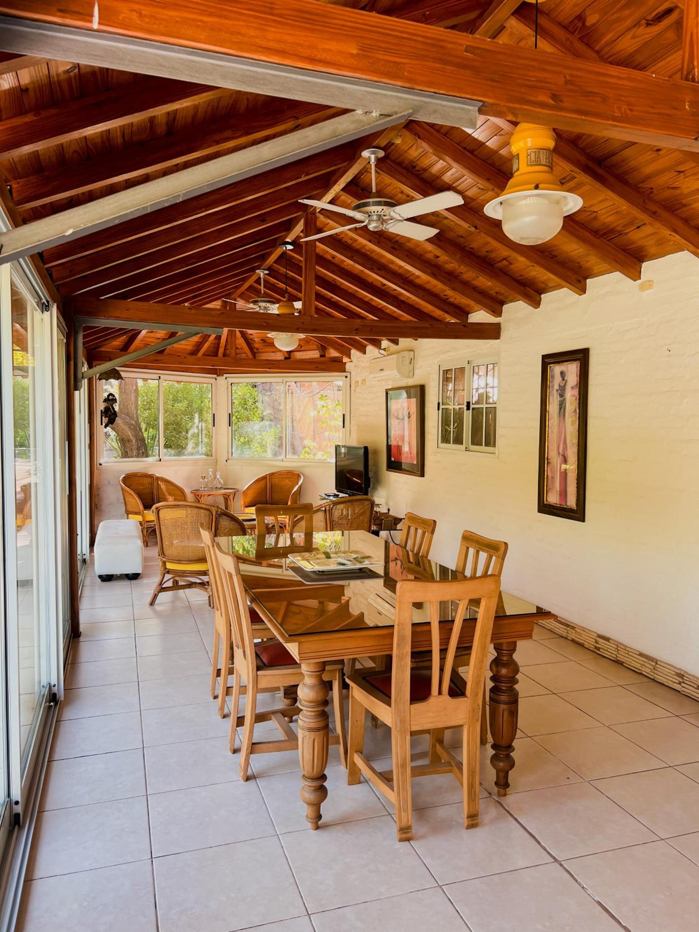 Casa con pileta, jardín y quincho