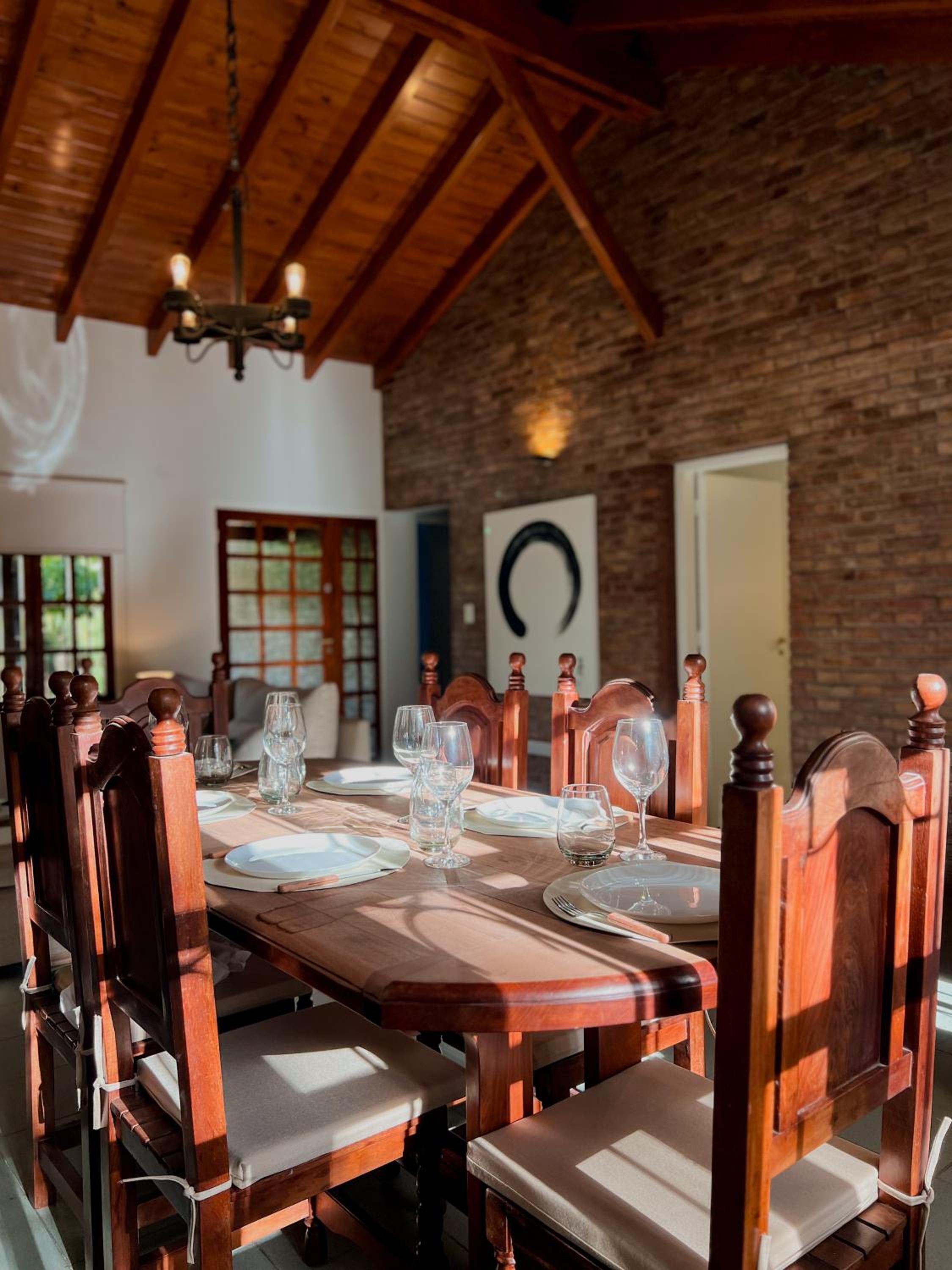Casa con pileta, jardín y quincho