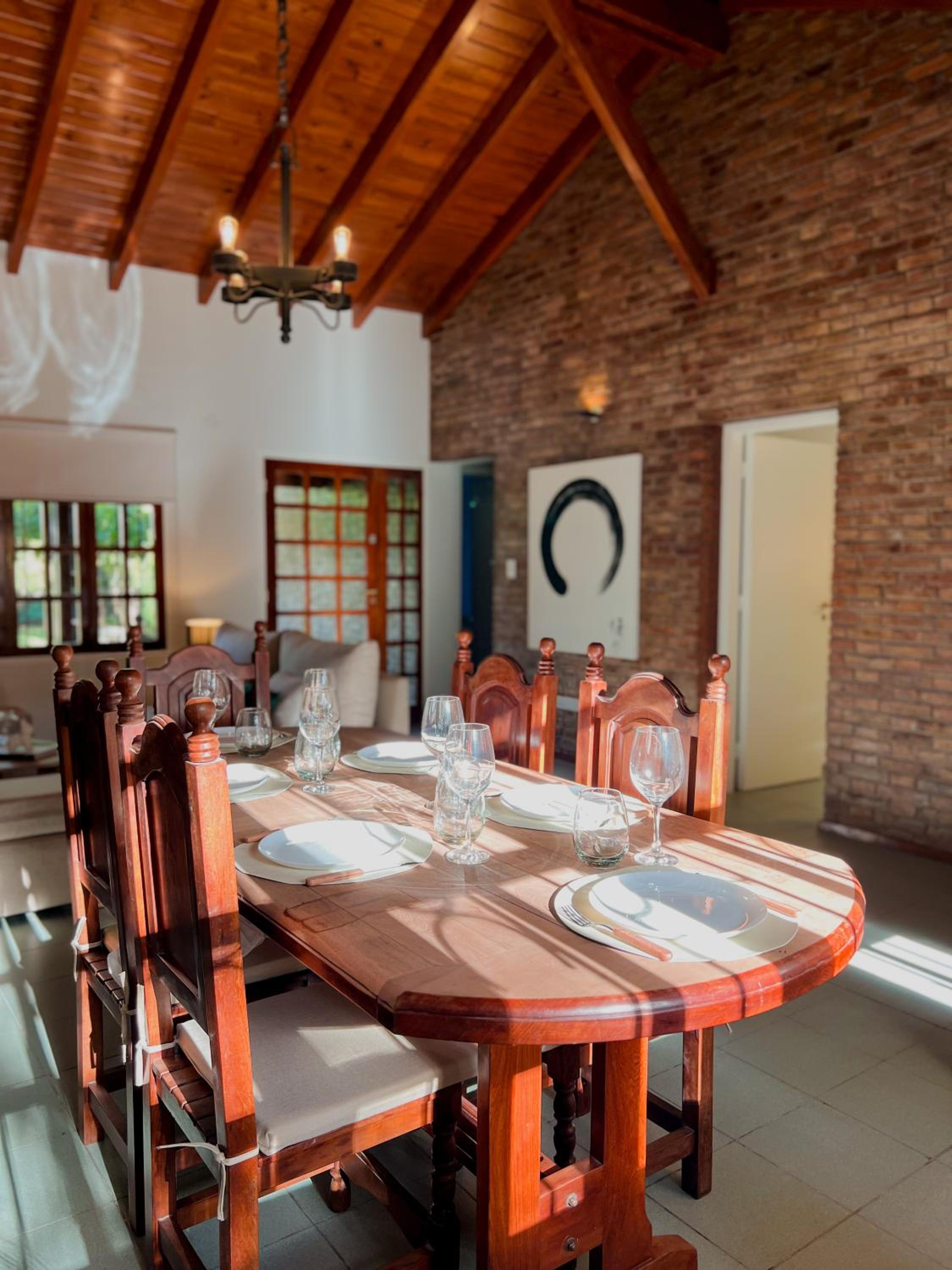 Casa con pileta, jardín y quincho