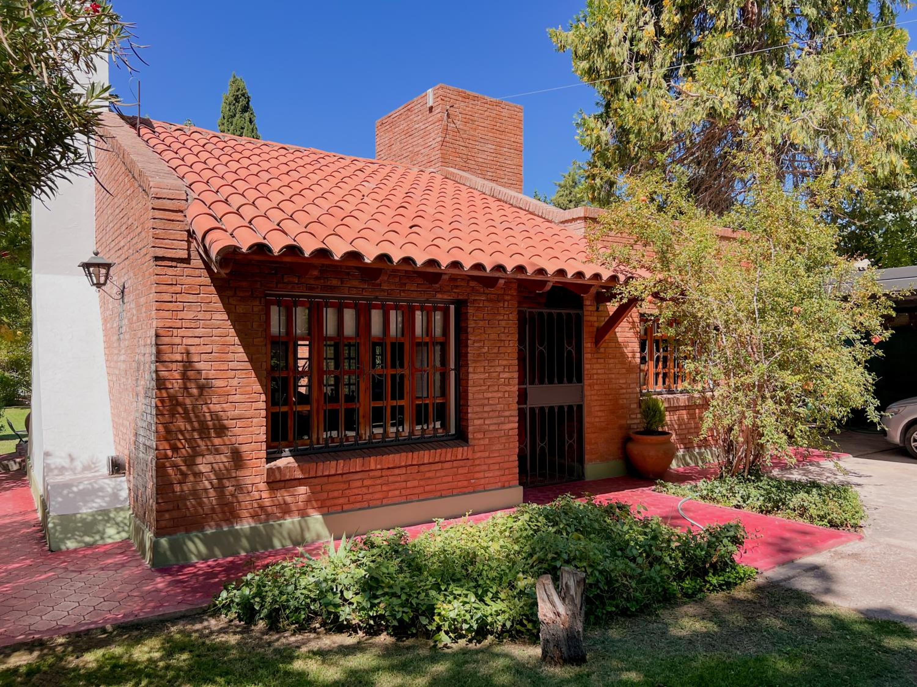 Casa con pileta, jardín y quincho - Image 1
