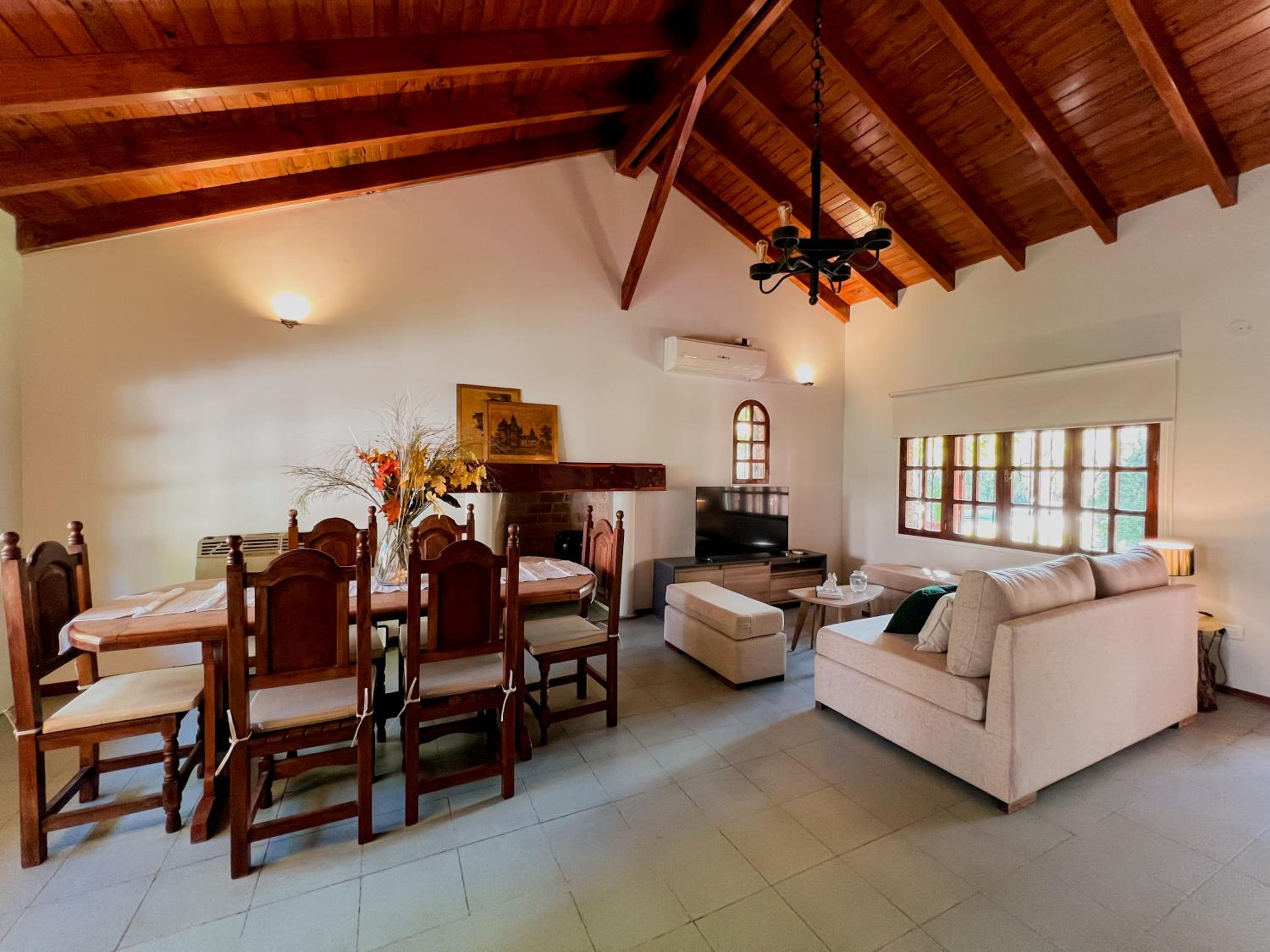 Casa con pileta, jardín y quincho