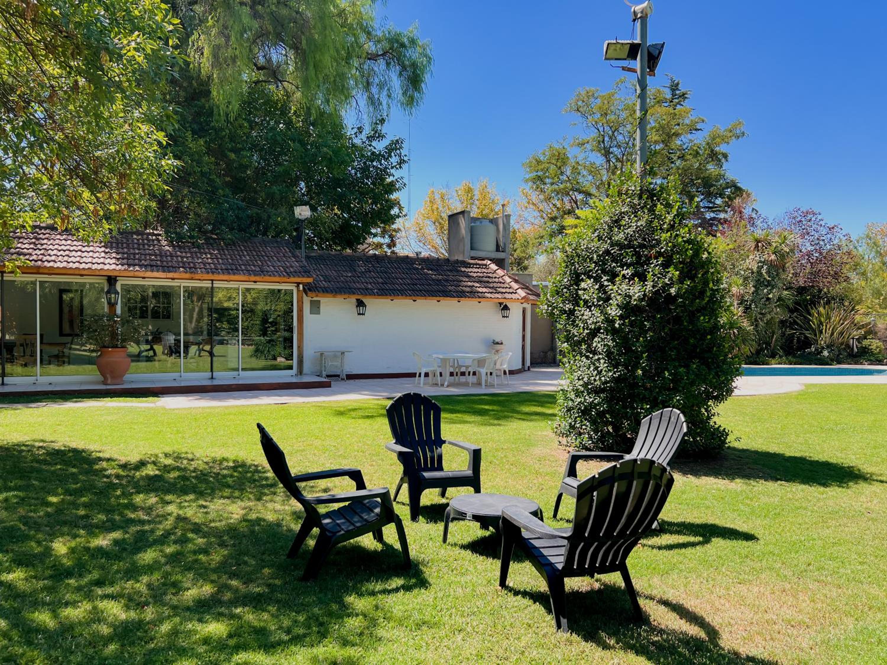 Casa con pileta, jardín y quincho