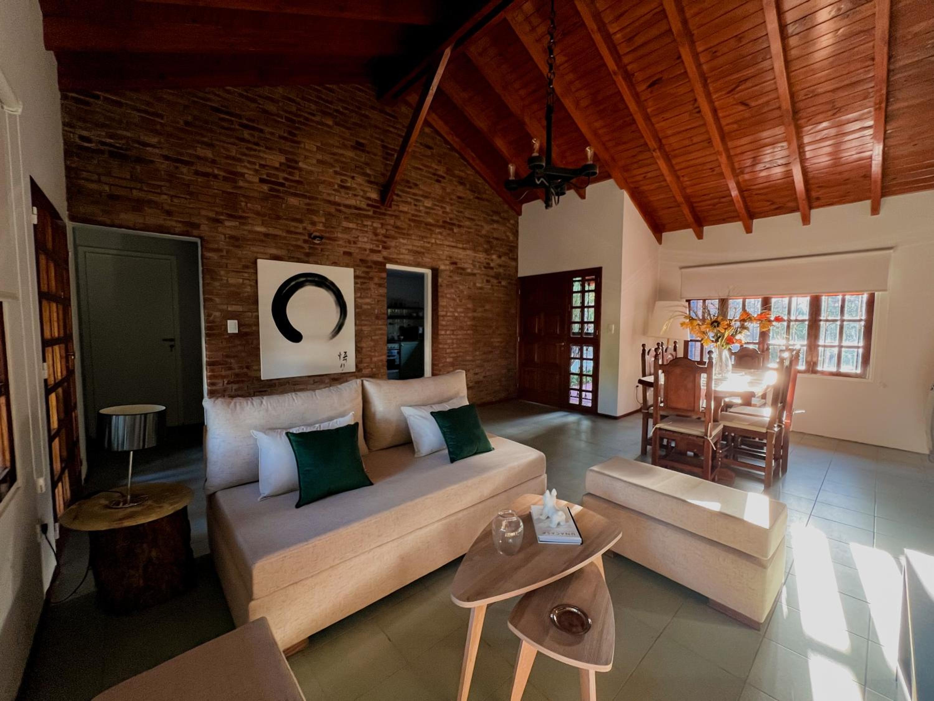 Casa con pileta, jardín y quincho