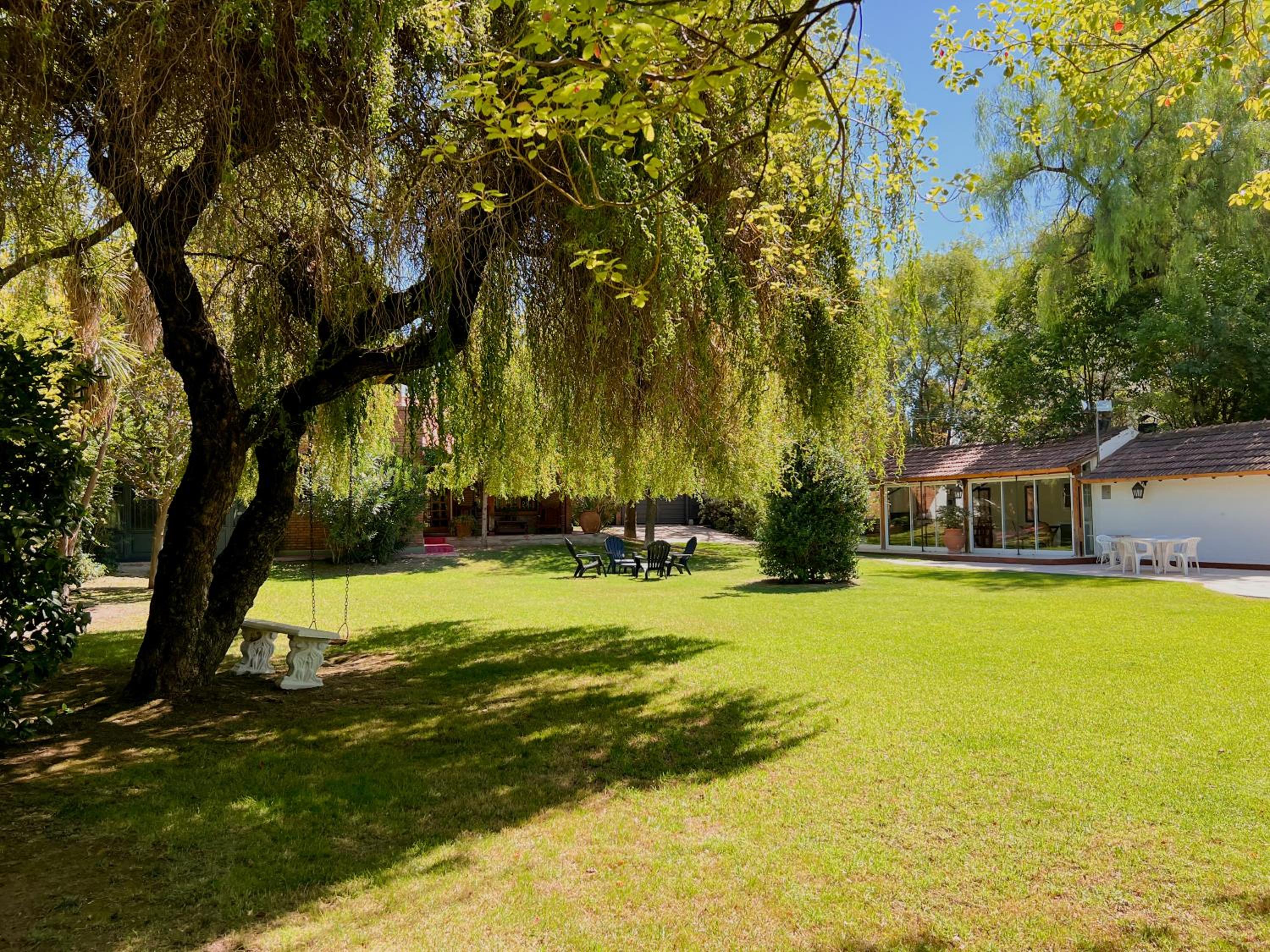 Casa con pileta, jardín y quincho