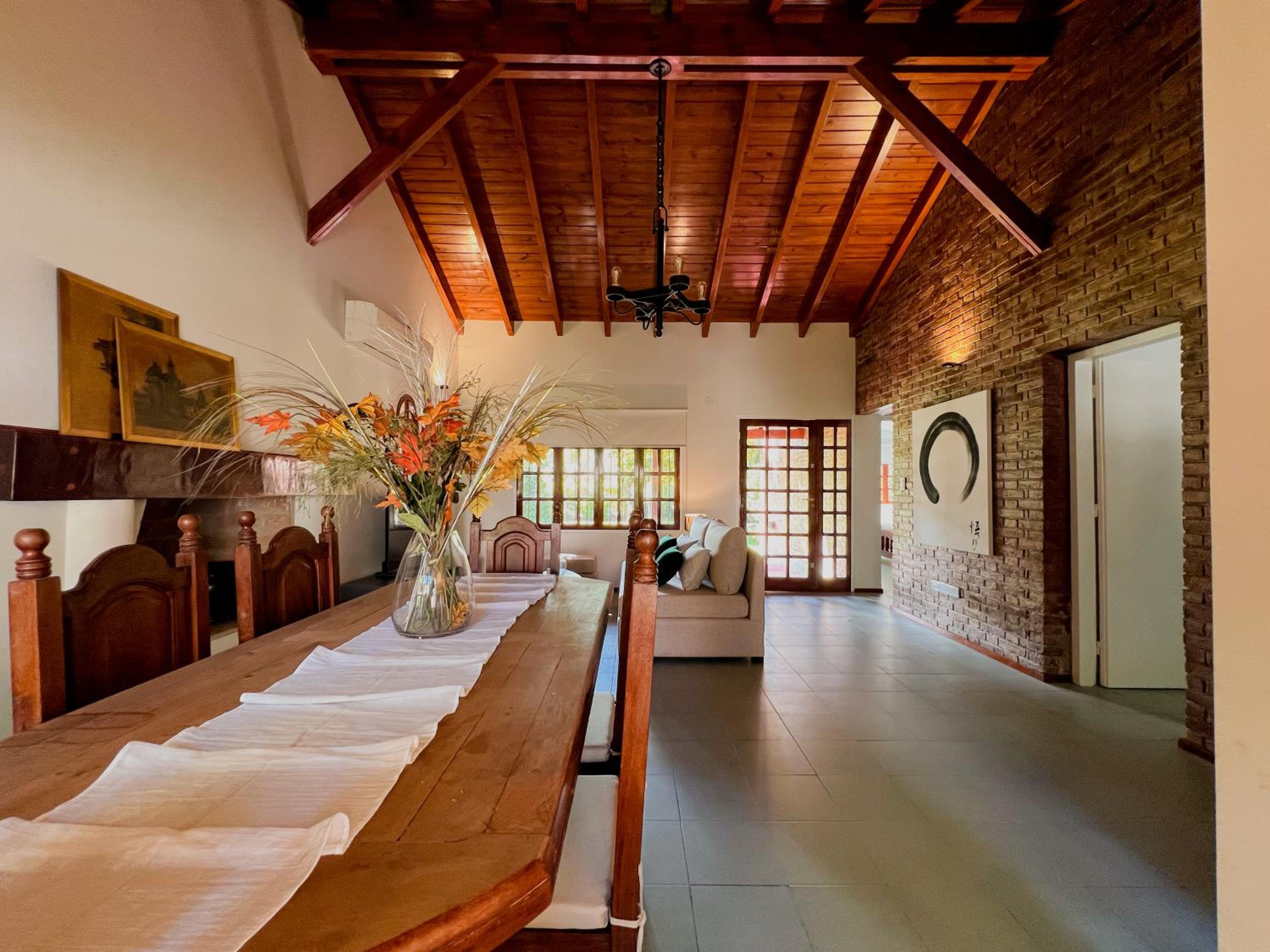 Casa con pileta, jardín y quincho