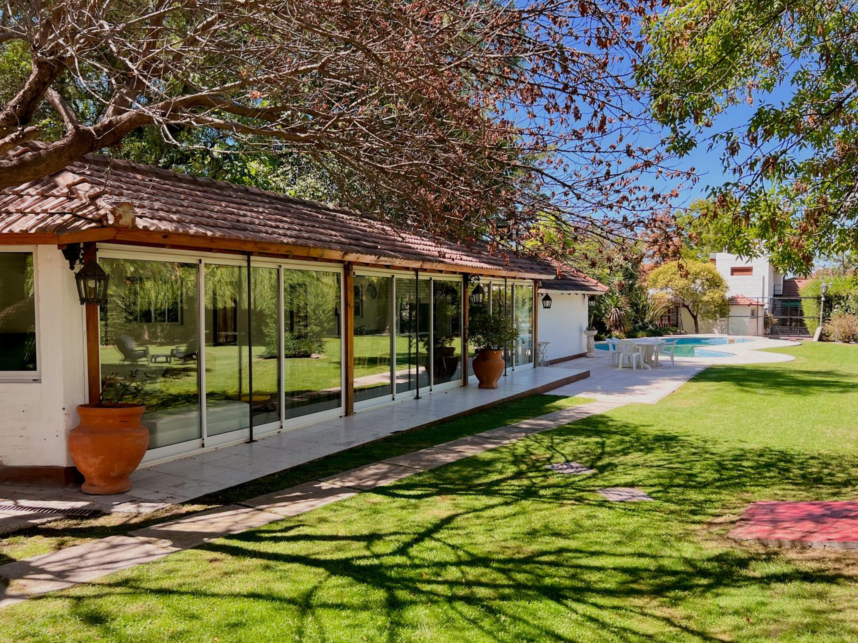 Casa con pileta, jardín y quincho