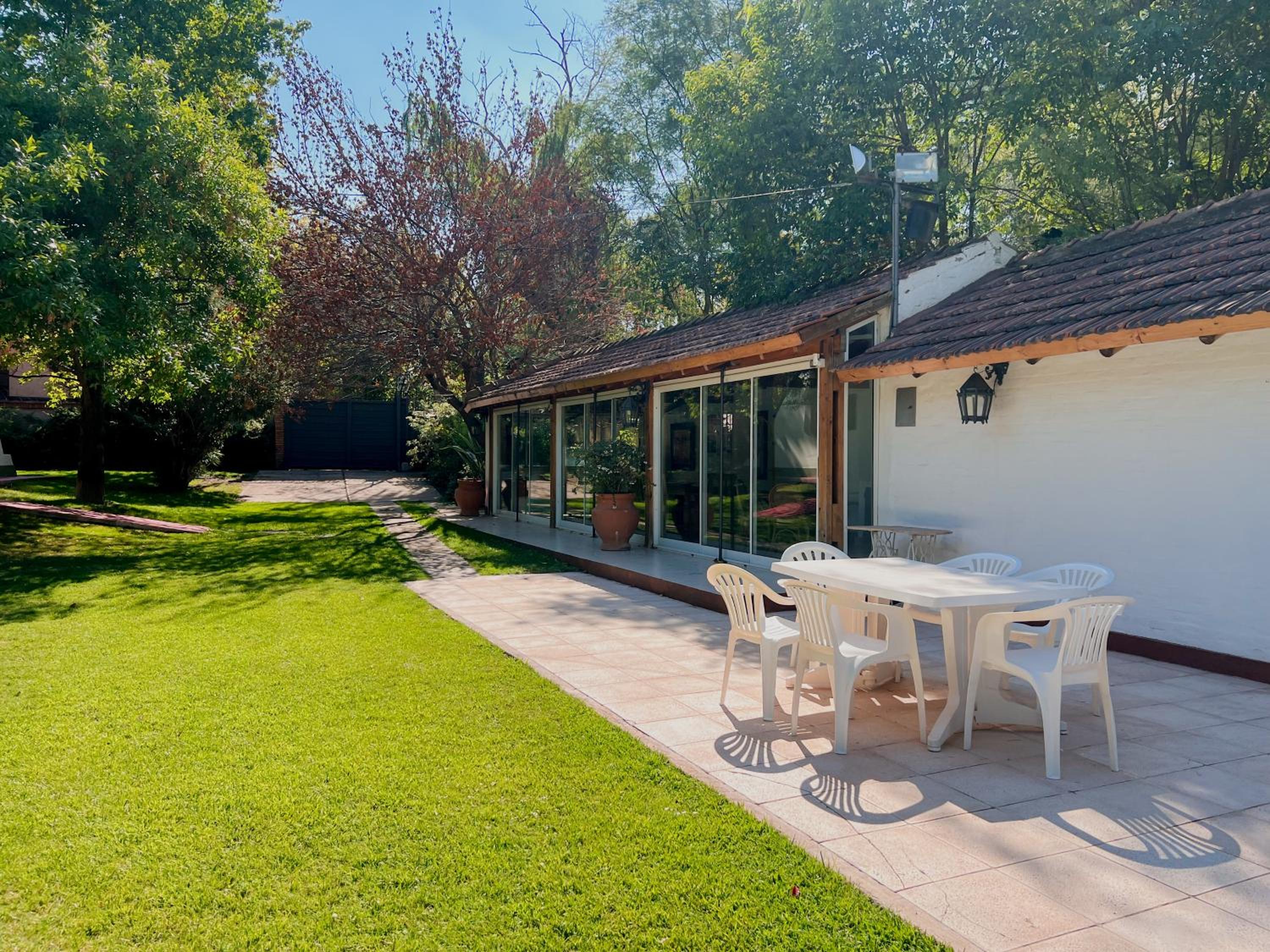 Casa con pileta, jardín y quincho