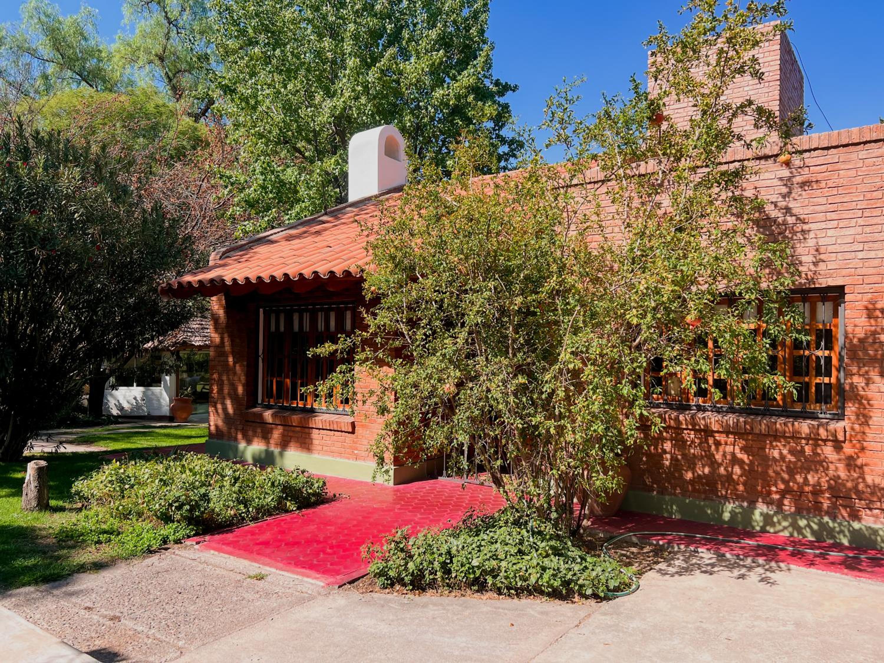 Casa con pileta, jardín y quincho