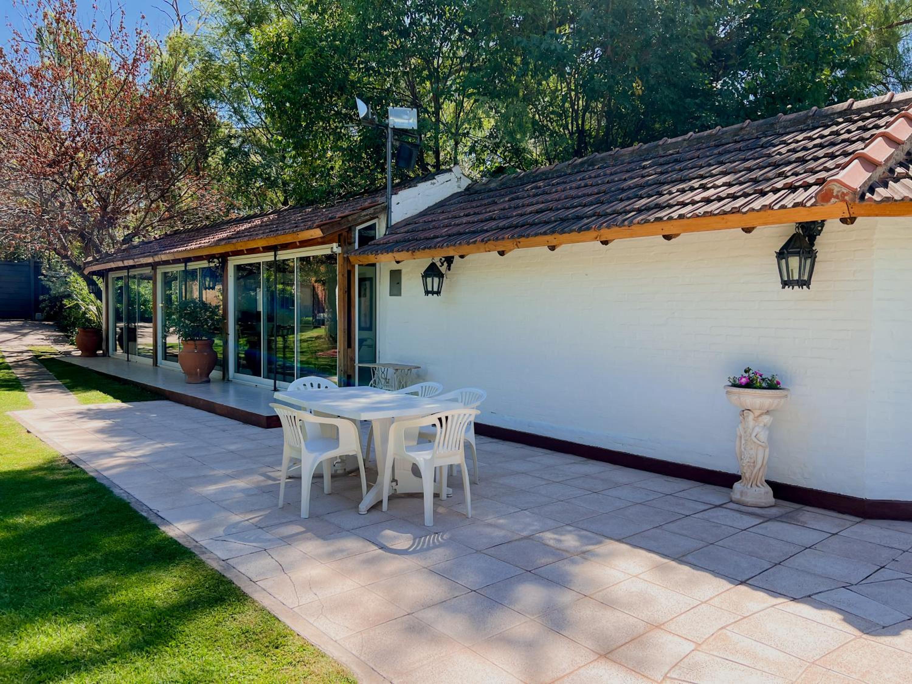 Casa con pileta, jardín y quincho