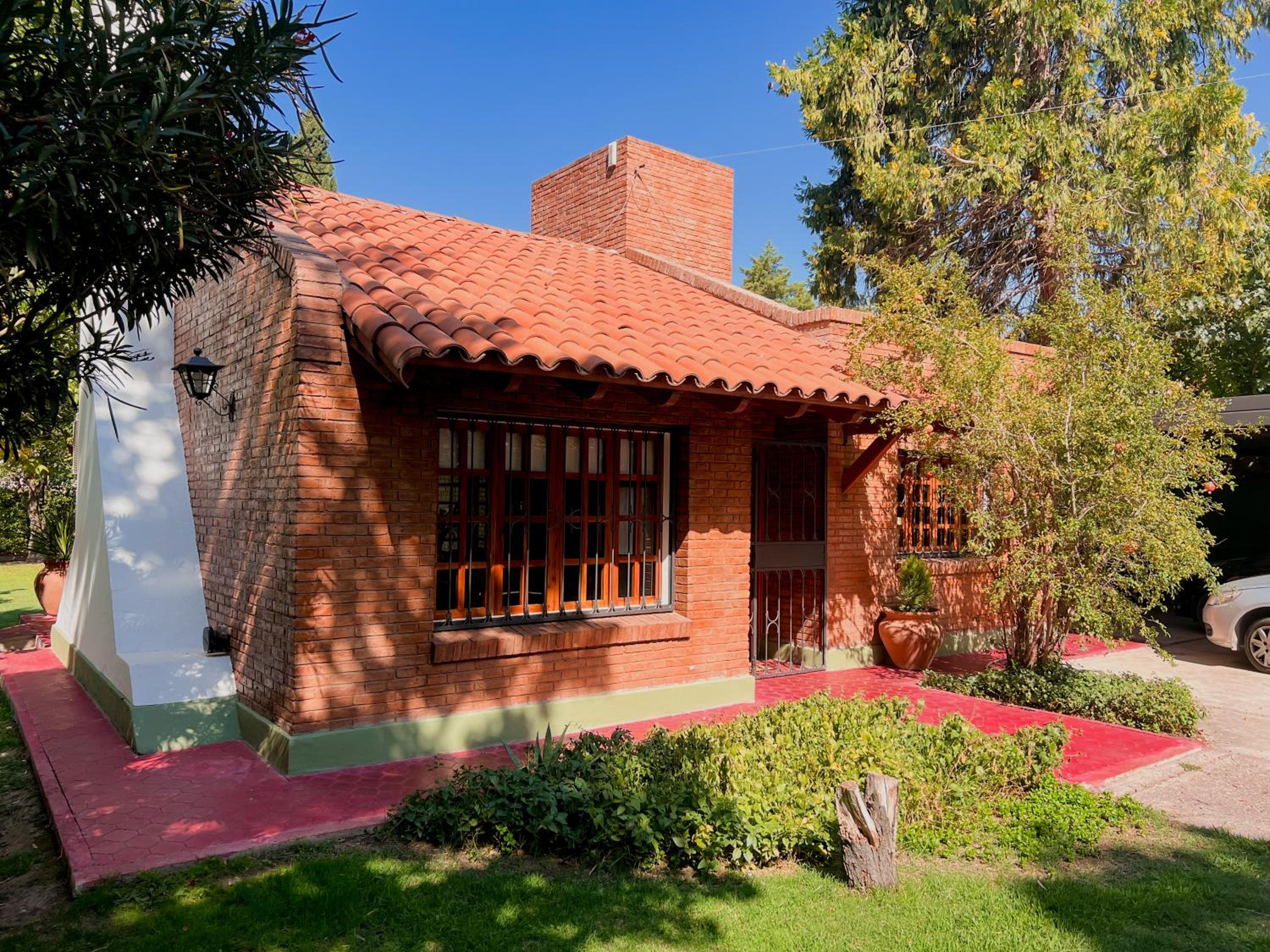 Casa con pileta, jardín y quincho