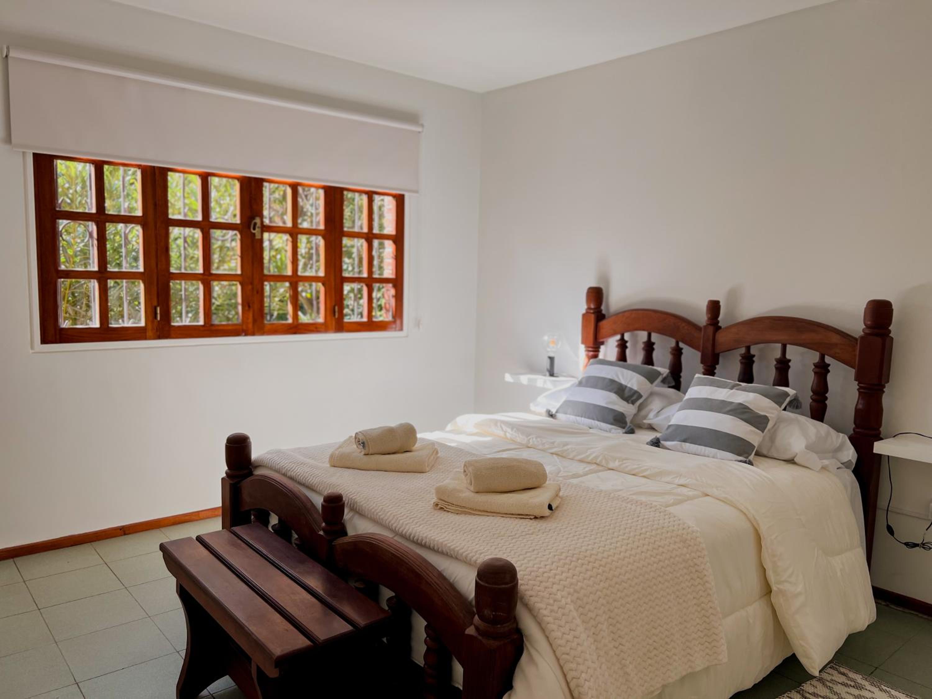 Casa con pileta, jardín y quincho