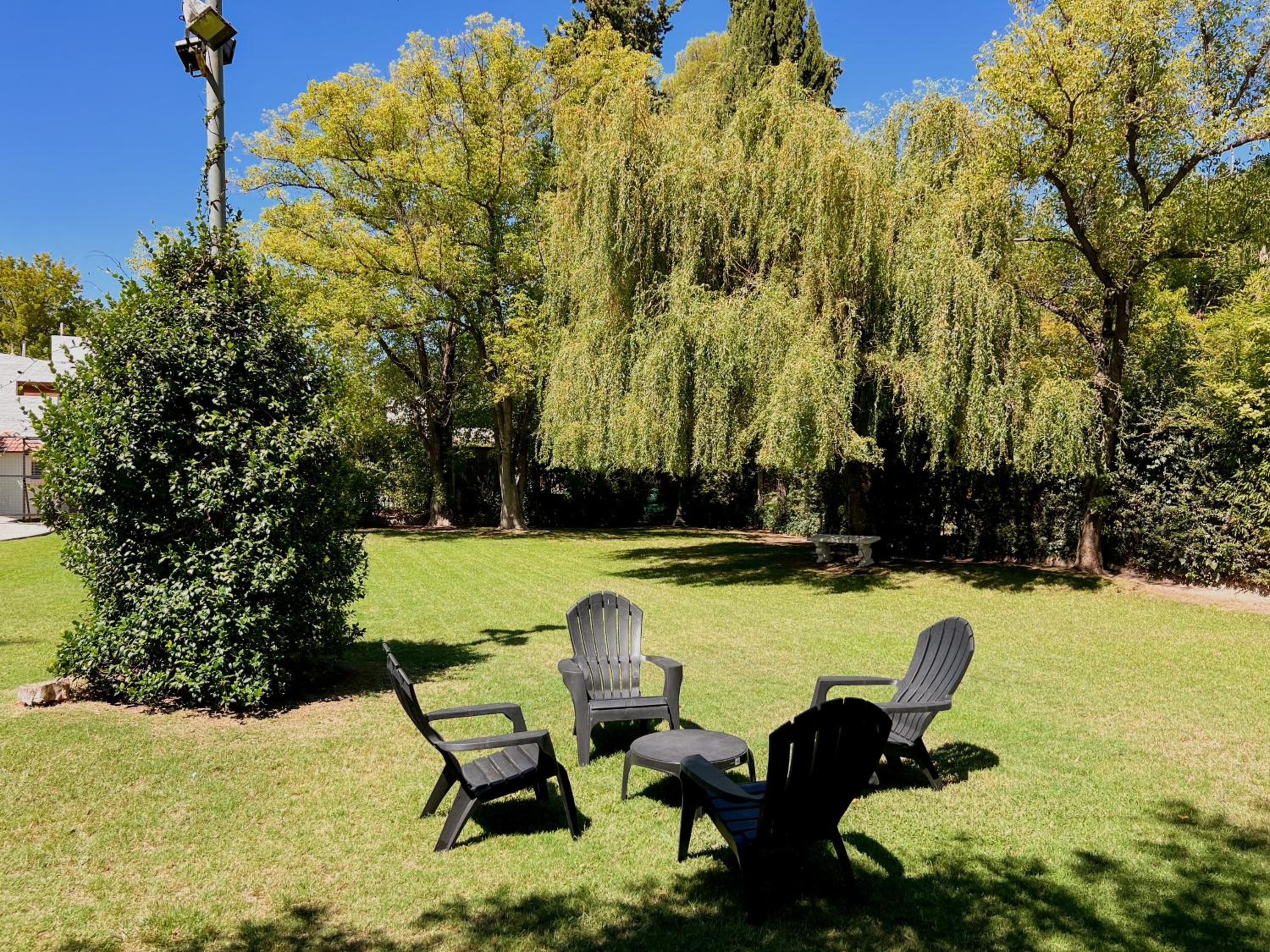Casa con pileta, jardín y quincho