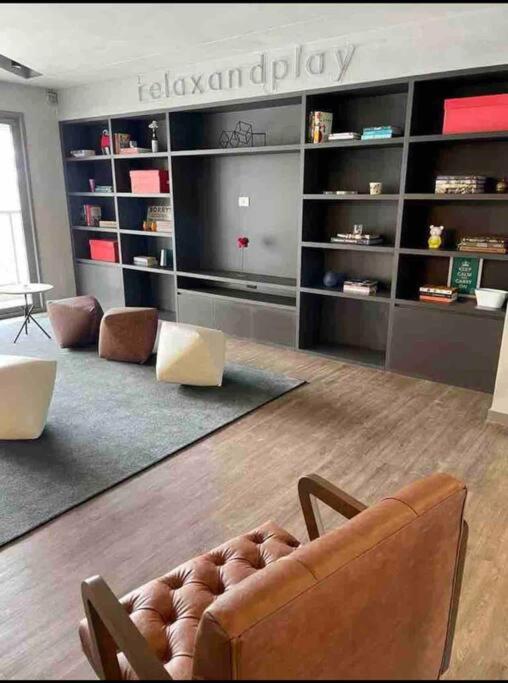 Studio moderno e aconchegante