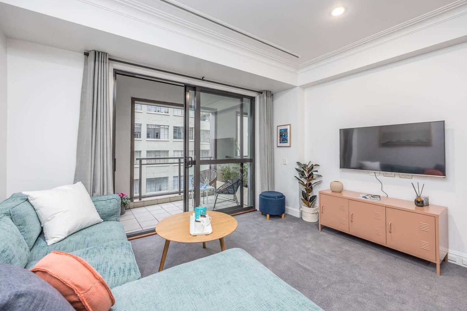 Studio Escape with Pool, Gym & Free Parking in CBD view 4