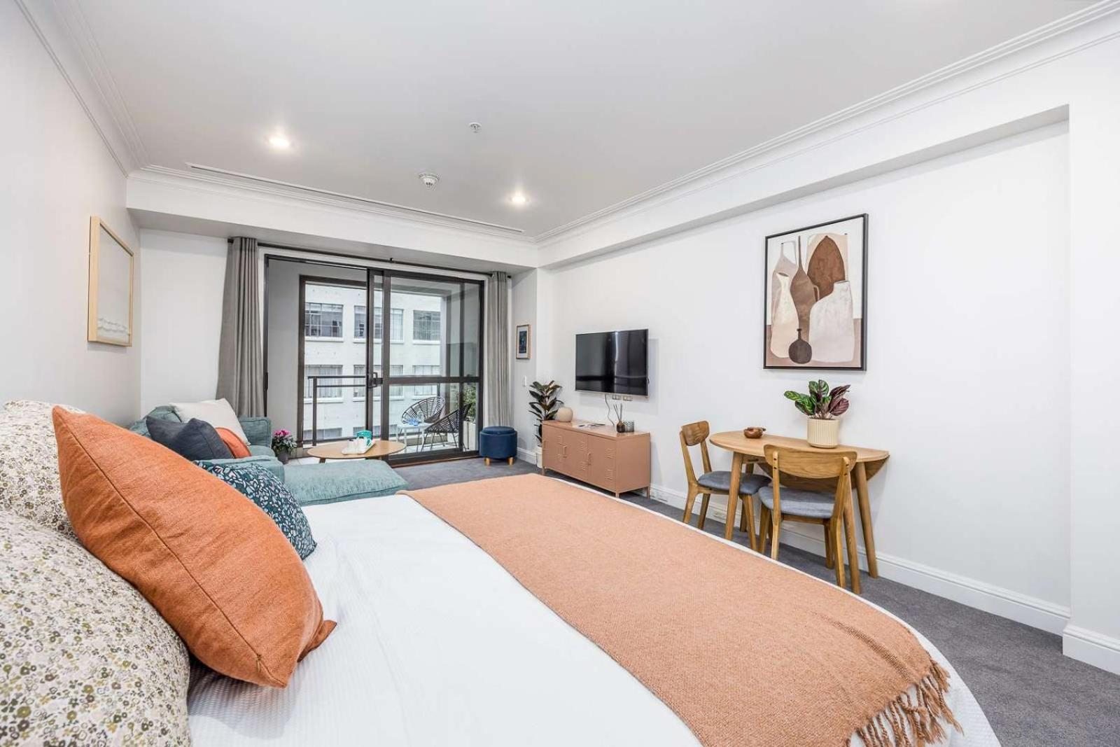 Studio Escape with Pool, Gym & Free Parking in CBD view 3