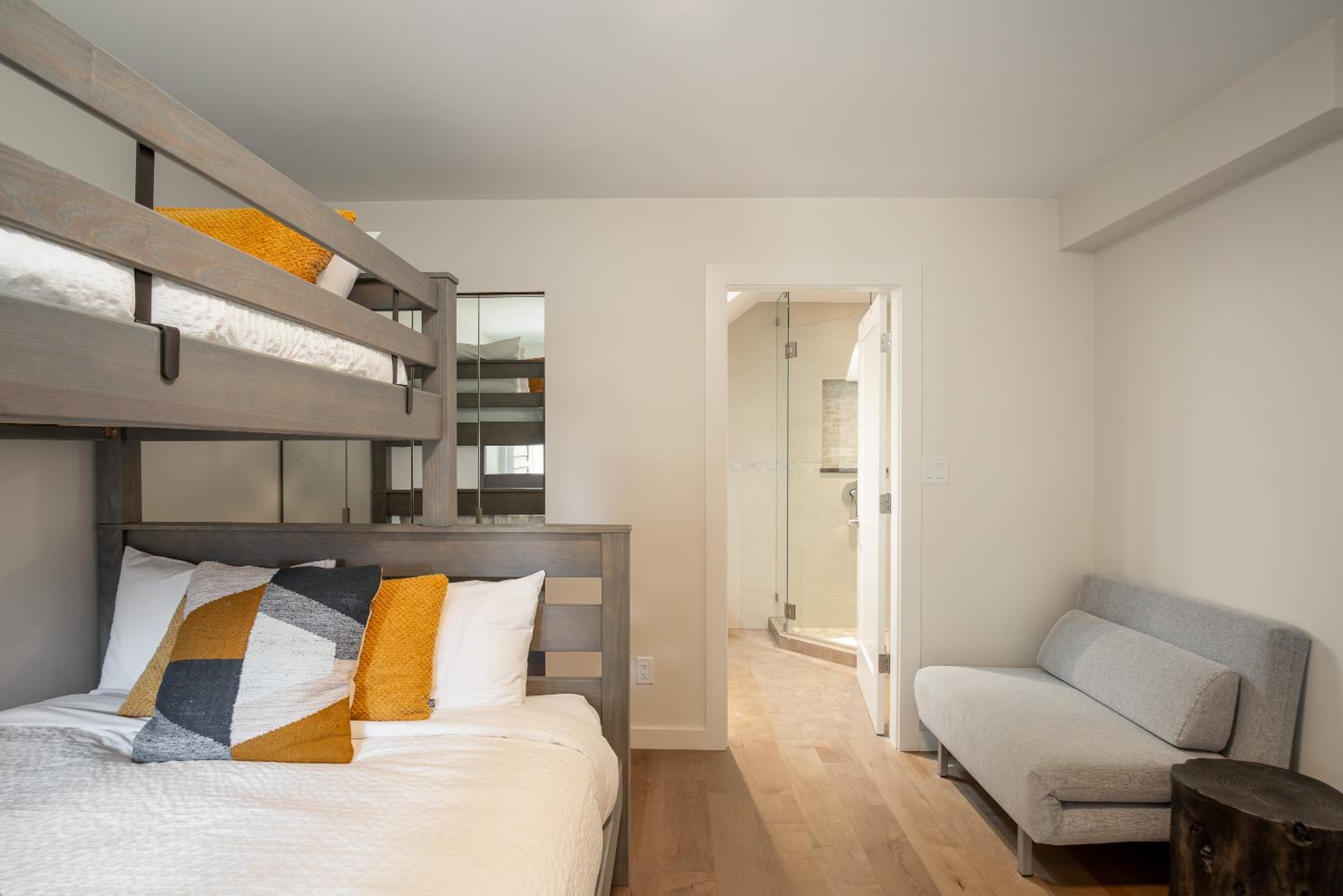 3BR in Snowgoose, Ski In, Luxury Property, Free Shuttle to Lifts, Parking