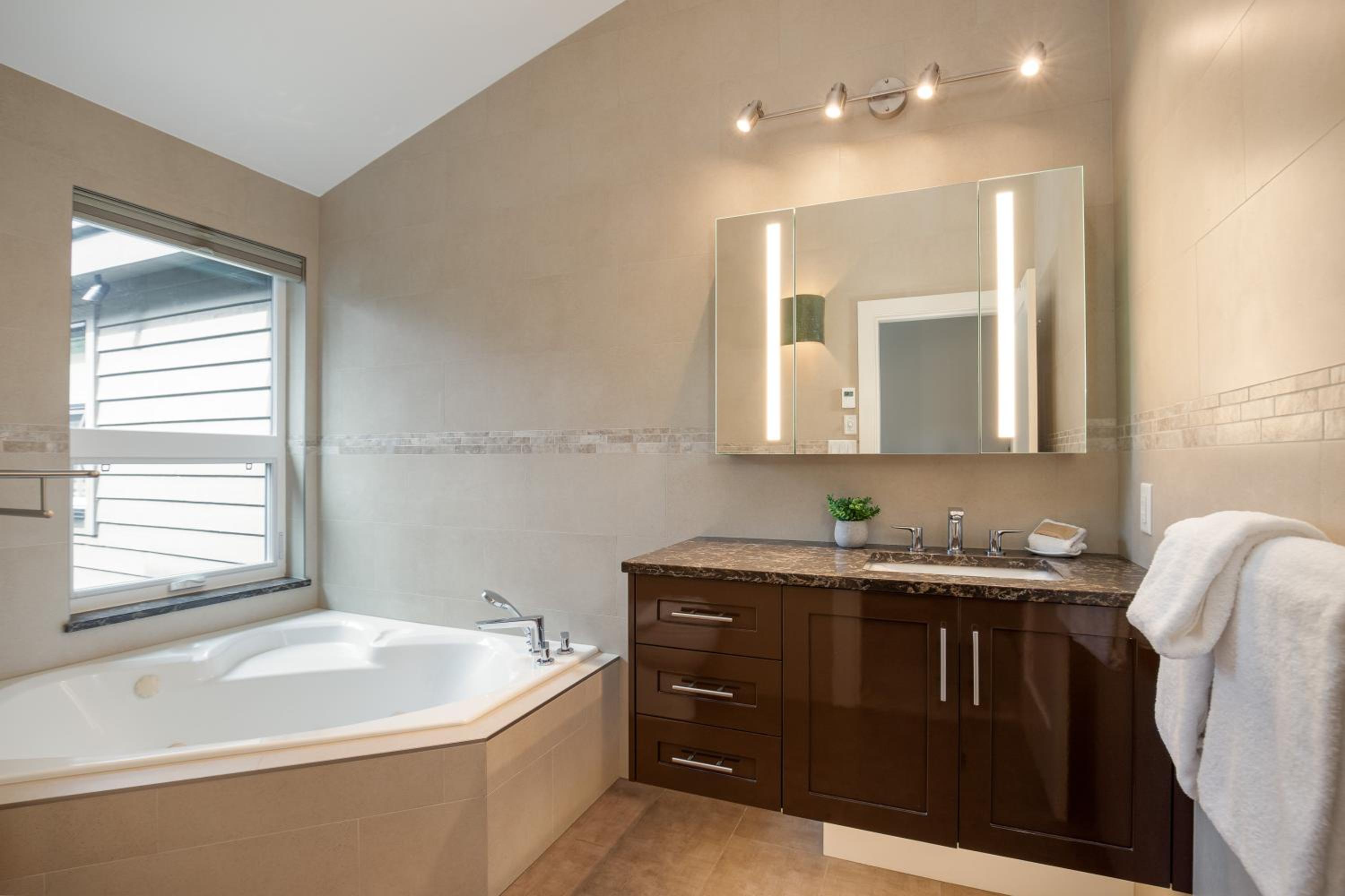 3BR in Snowgoose, Ski In, Luxury Property, Free Shuttle to Lifts, Parking