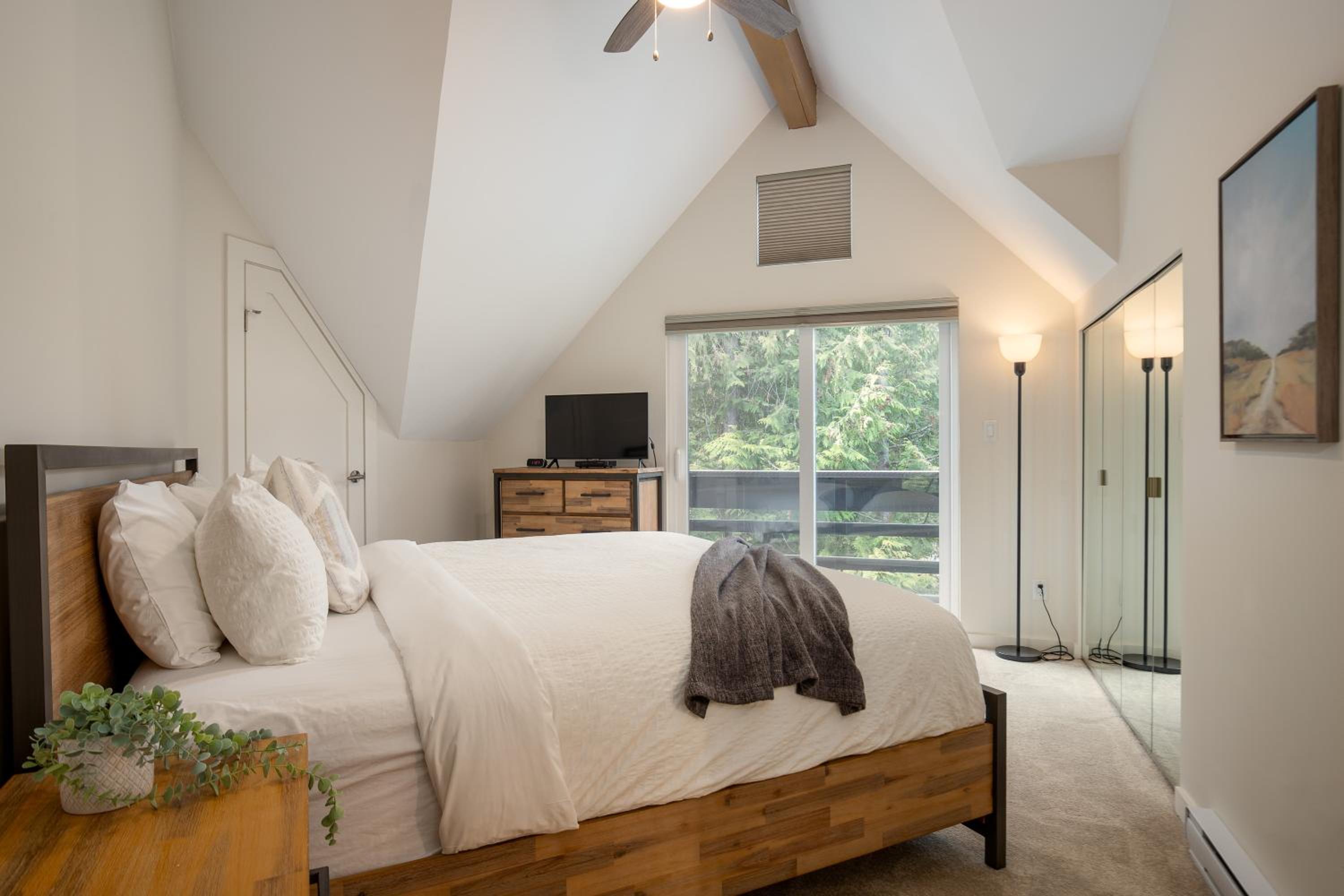 3BR in Snowgoose, Ski In, Luxury Property, Free Shuttle to Lifts, Parking