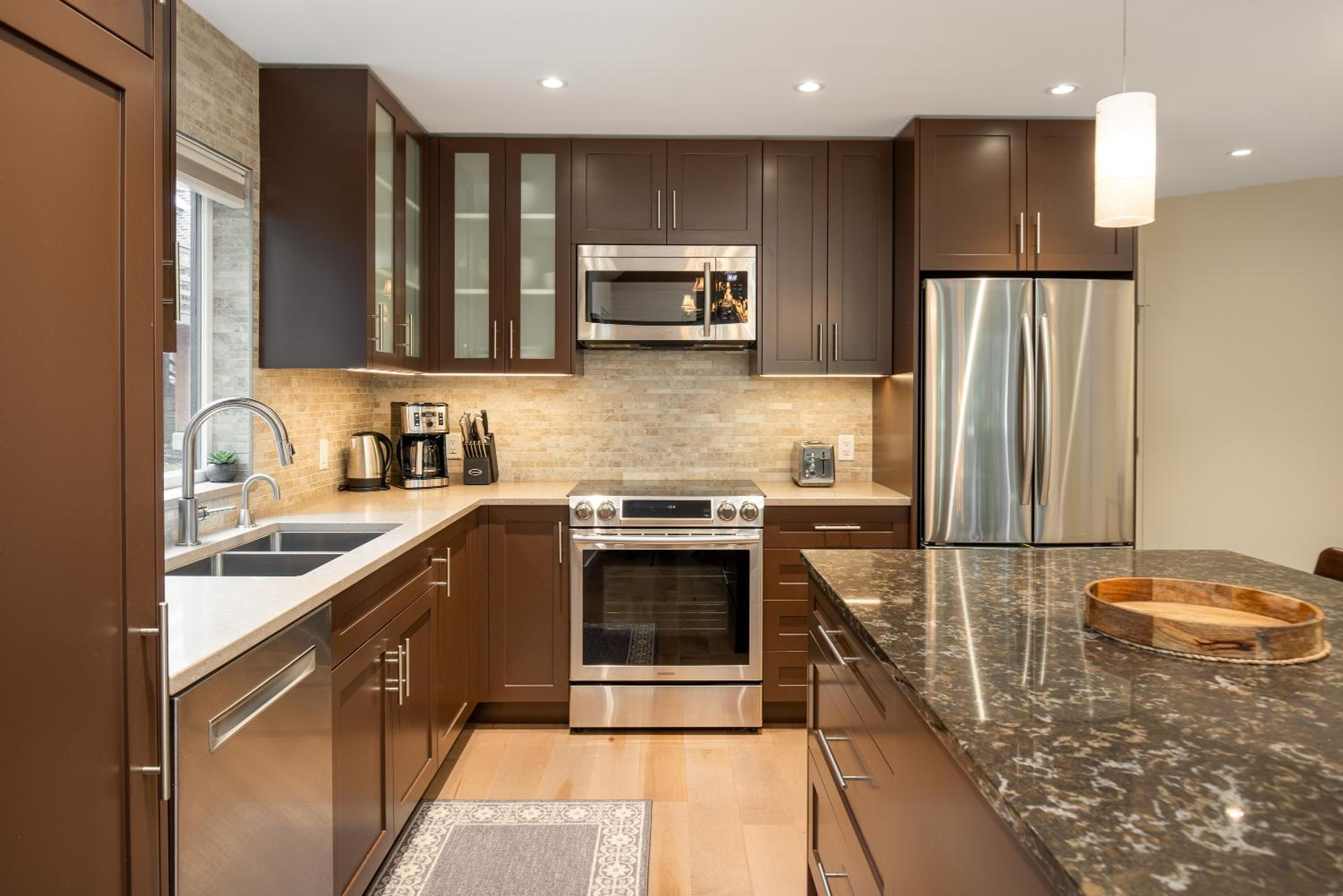 3BR in Snowgoose, Ski In, Luxury Property, Free Shuttle to Lifts, Parking
