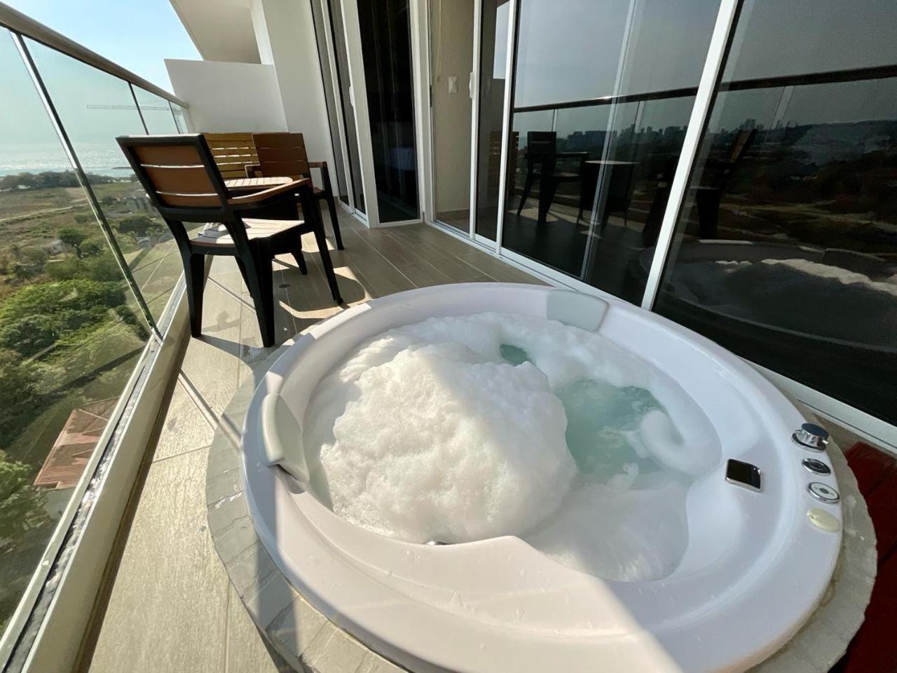 Cartagena Dominique1409 con Jacuzzi en balcón