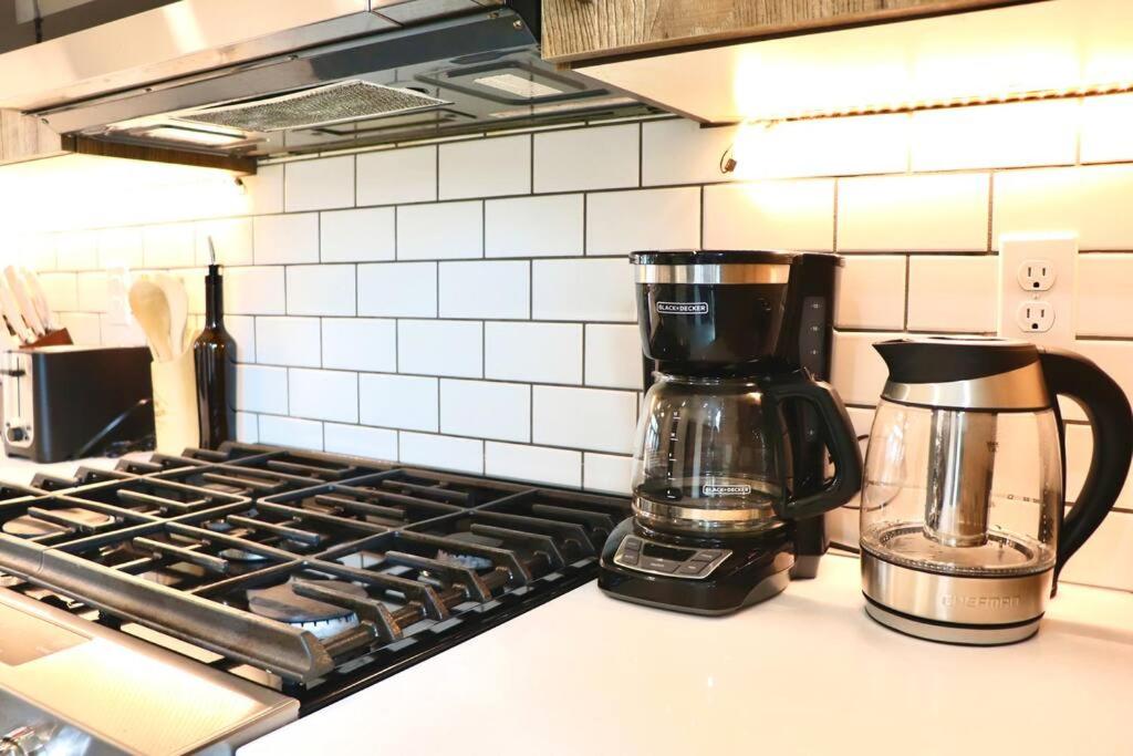 Entire Stunning Townhouse 3br/2.5ba w Parking view 4