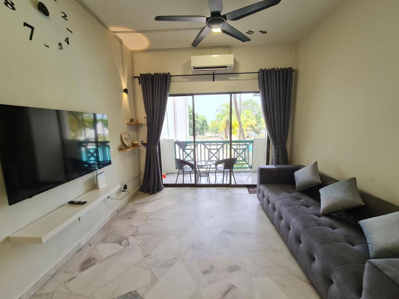 1-10pax DoorStep private beach & swimming pool photo 4