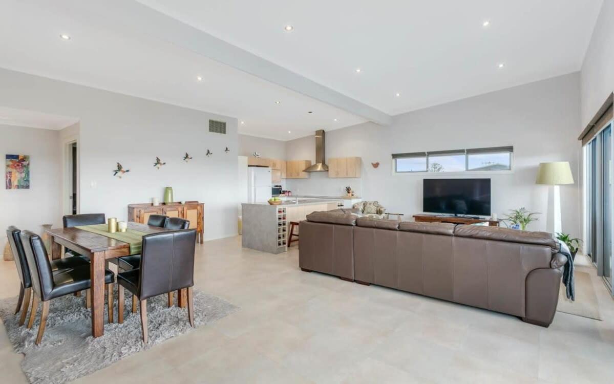 Beach Retreat Goolwa - BYO Linen - Near Beach - Fenced