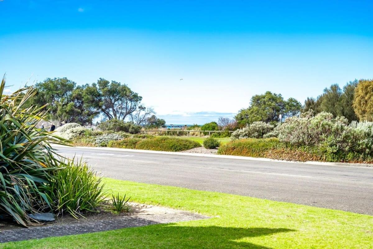 Beach Front Esplanade Victor Harbor - BYO Linen - Wi-Fi - Family