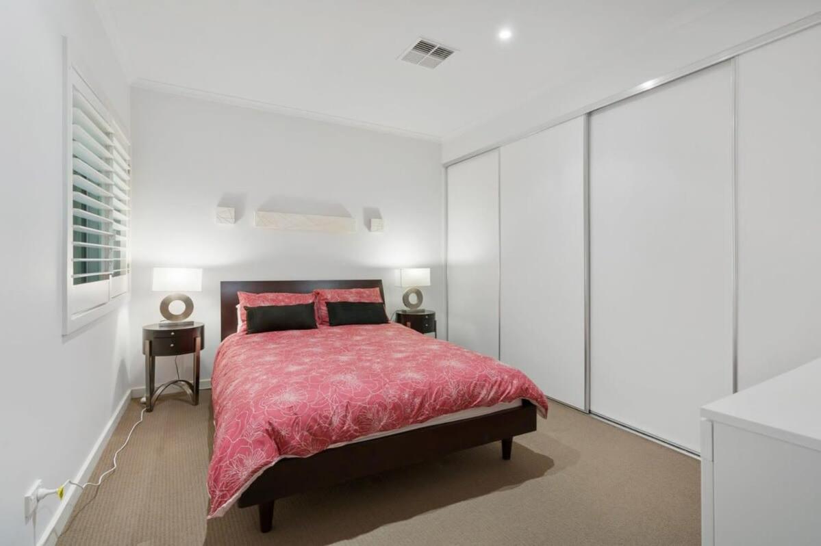 Beach Front Esplanade Victor Harbor - BYO Linen - Wi-Fi - Family