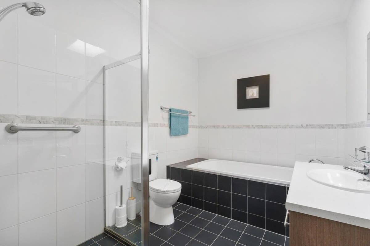 Beach Front Esplanade Victor Harbor - BYO Linen - Wi-Fi - Family