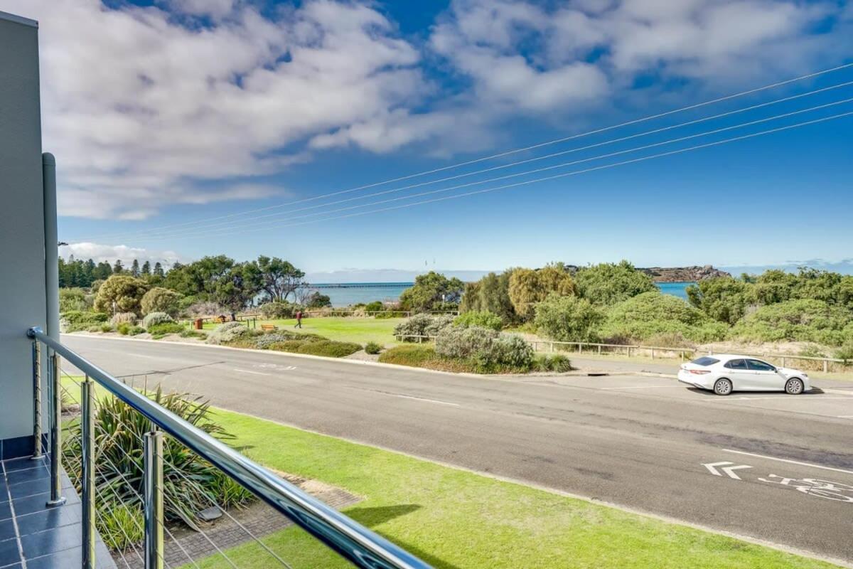 Beach Front Esplanade Victor Harbor - BYO Linen - Wi-Fi - Family