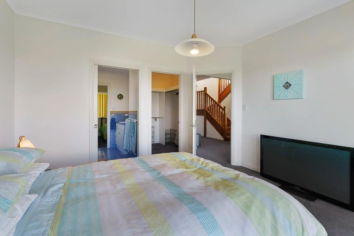 Sweeping Ocean Views -136 Newell - BYO Linen - PetsNegotiable - WiFi