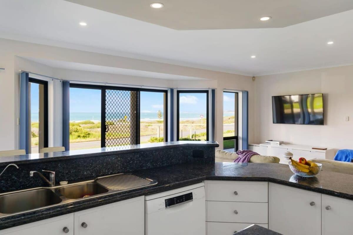 Sweeping Ocean Views -136 Newell - BYO Linen - PetsNegotiable - WiFi