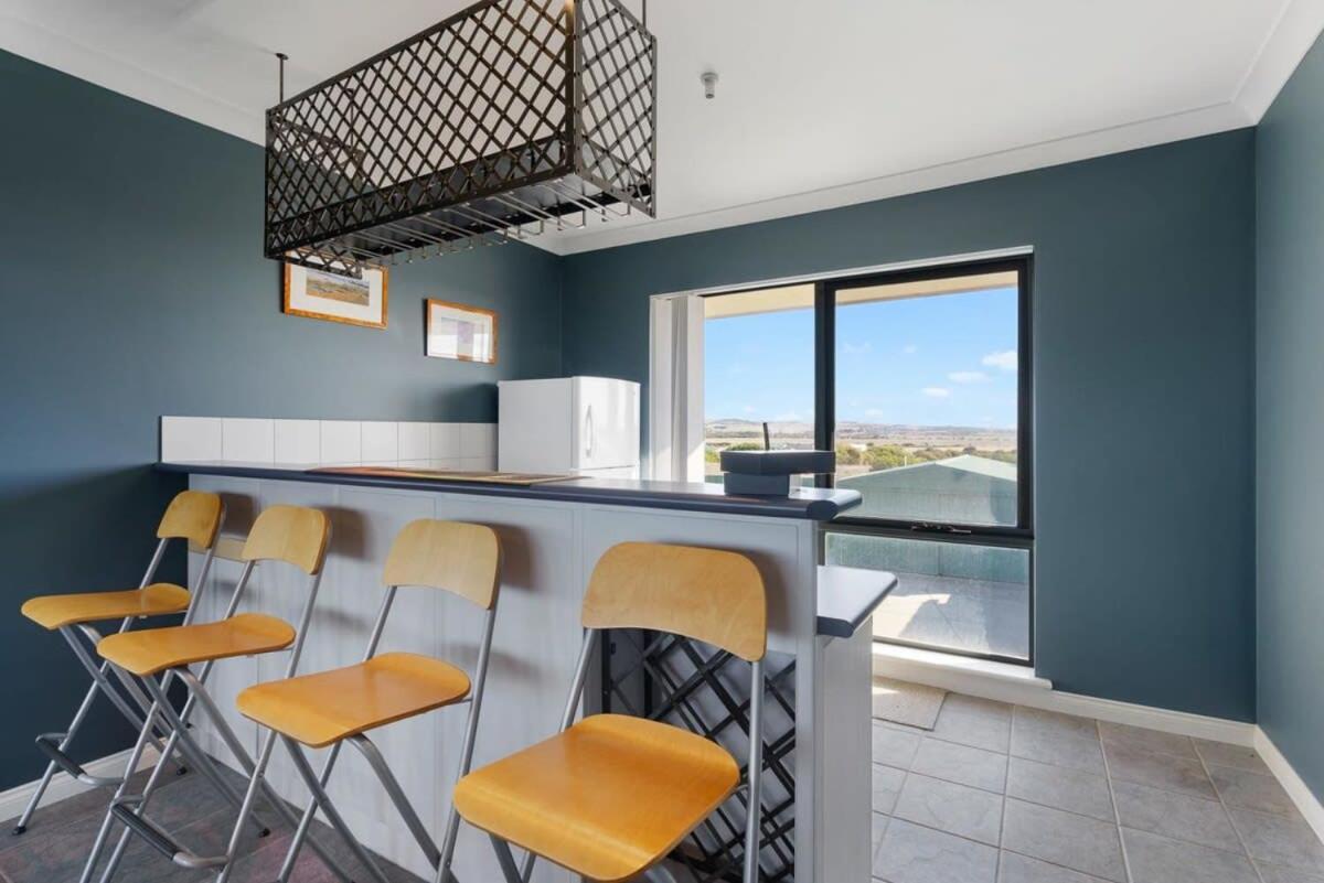 Sweeping Ocean Views -136 Newell - BYO Linen - PetsNegotiable - WiFi
