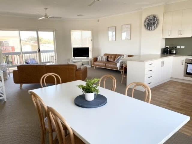Spinnaker - 2 Sturt Street - BYO Linen