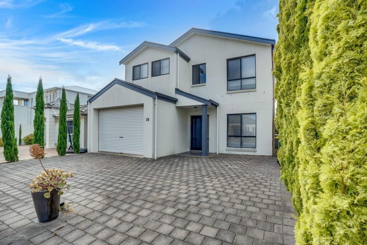 Lakehouse28 Waterfront Resort Living Encounter Bay - BYO Linen