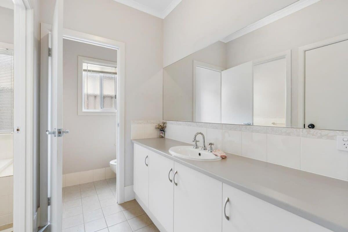 Beautiful Island Blanche Pde Hindmarsh Island - BYO Linen - WiFi