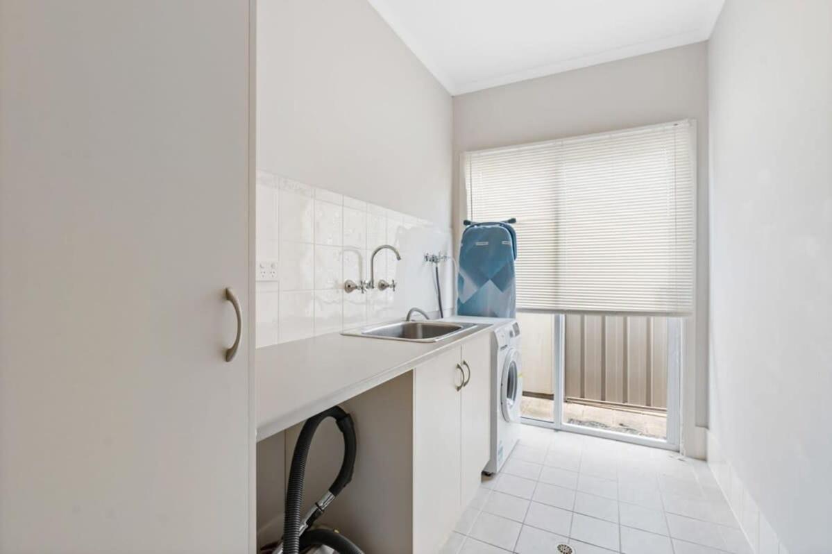 Beautiful Island Blanche Pde Hindmarsh Island - BYO Linen - WiFi