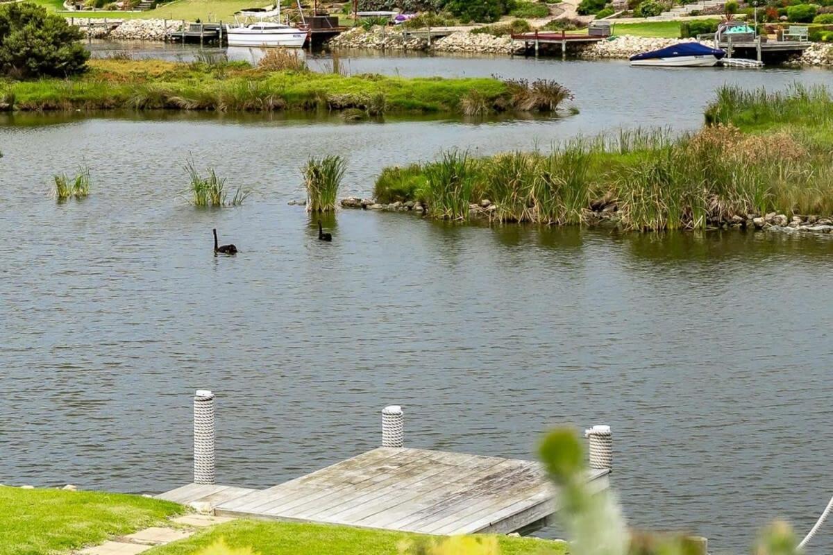 Beautiful Island Blanche Pde Hindmarsh Island - BYO Linen - WiFi
