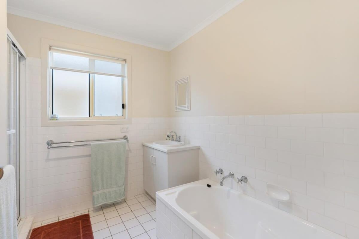 Beladura - 35 Goolwa Channel Drive Hindmarsh Island - Linen Included