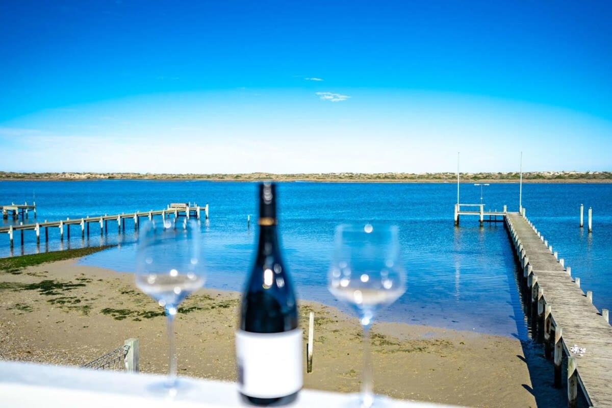 Beladura - 35 Goolwa Channel Drive Hindmarsh Island - Linen Included