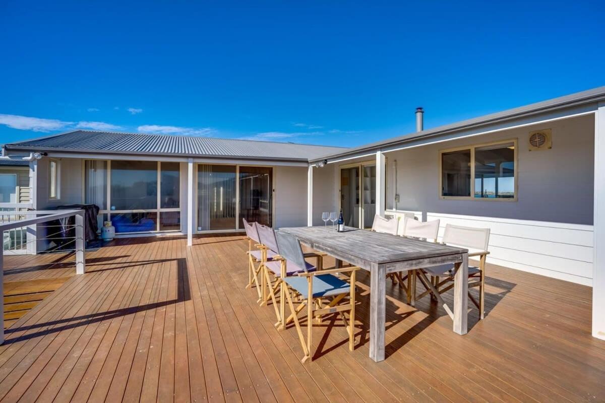 Beladura - 35 Goolwa Channel Drive Hindmarsh Island - Linen Included