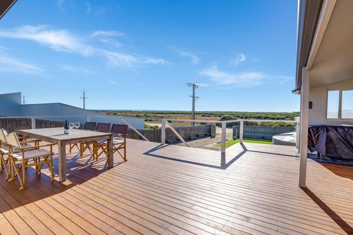 Beladura - 35 Goolwa Channel Drive Hindmarsh Island - Linen Included
