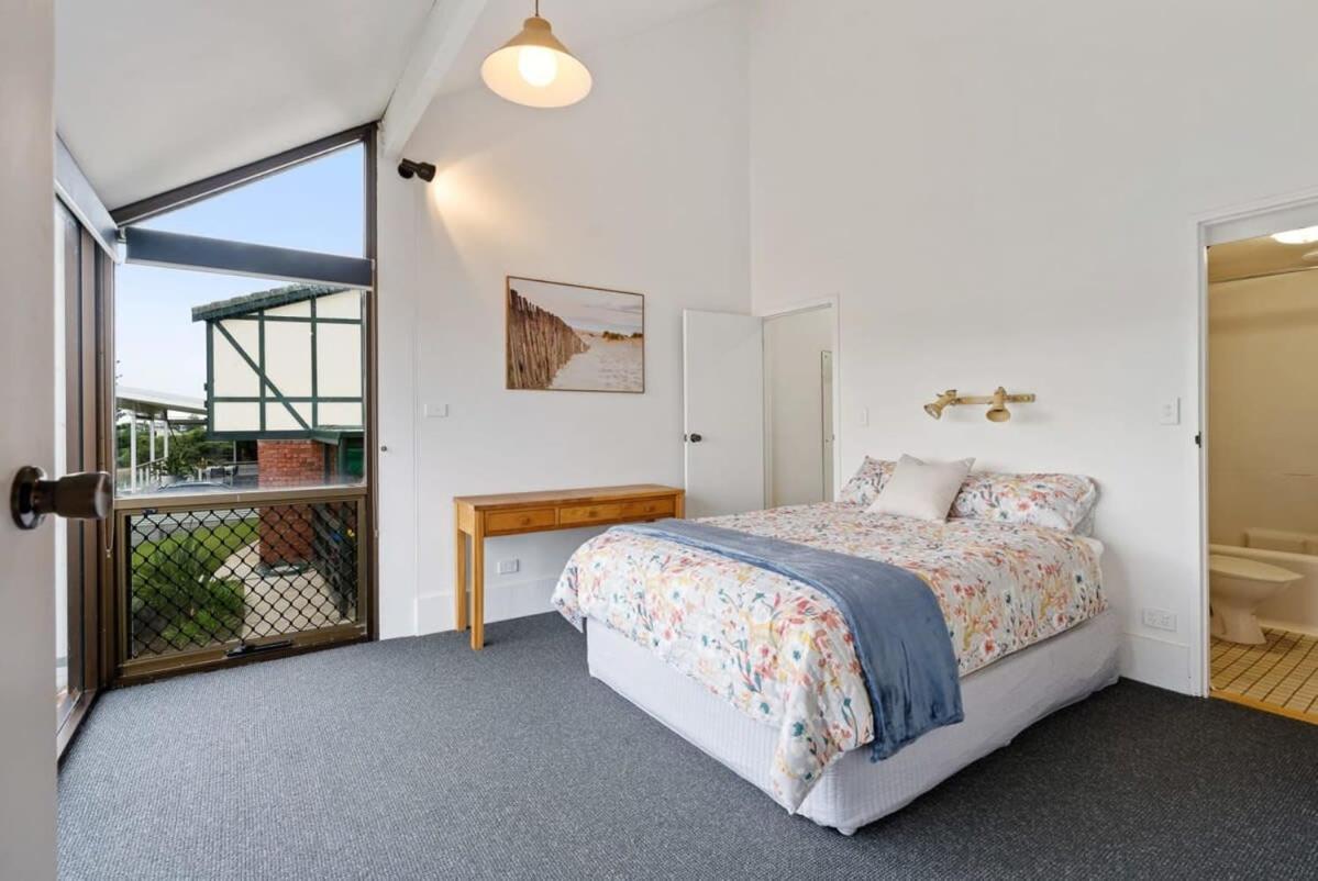 The Glass House 103 Bristow-Smith Ave Goolwa South - BYO Linen